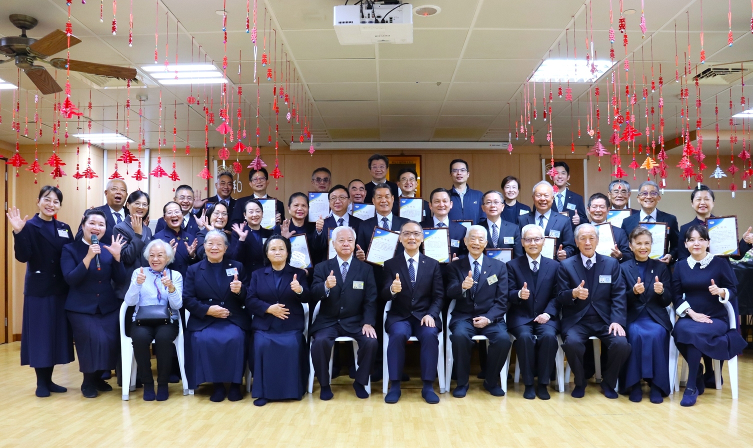 慈濟基金會1月23日上午在高雄靜思堂舉辦「企業共善感謝狀頒發儀式」,邀請大高雄多家在地企業代表齊聚一堂,表彰其長期投入社會關懷、環保永續與人文教育的努力與成果。