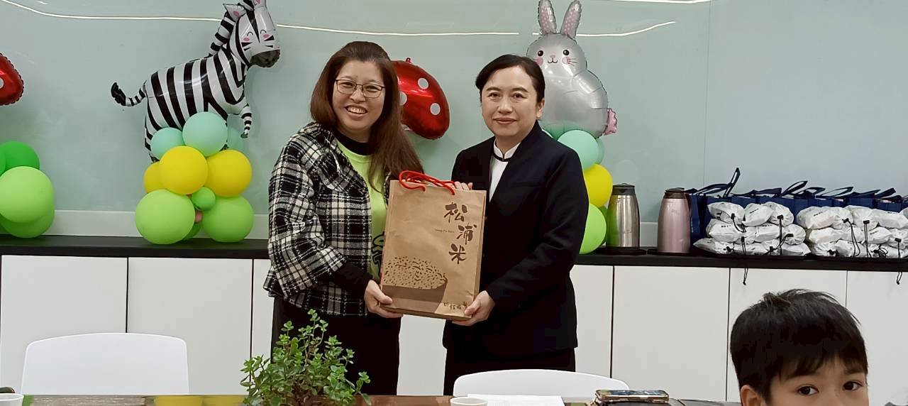 互贈結緣品,象徵兩校情誼長存