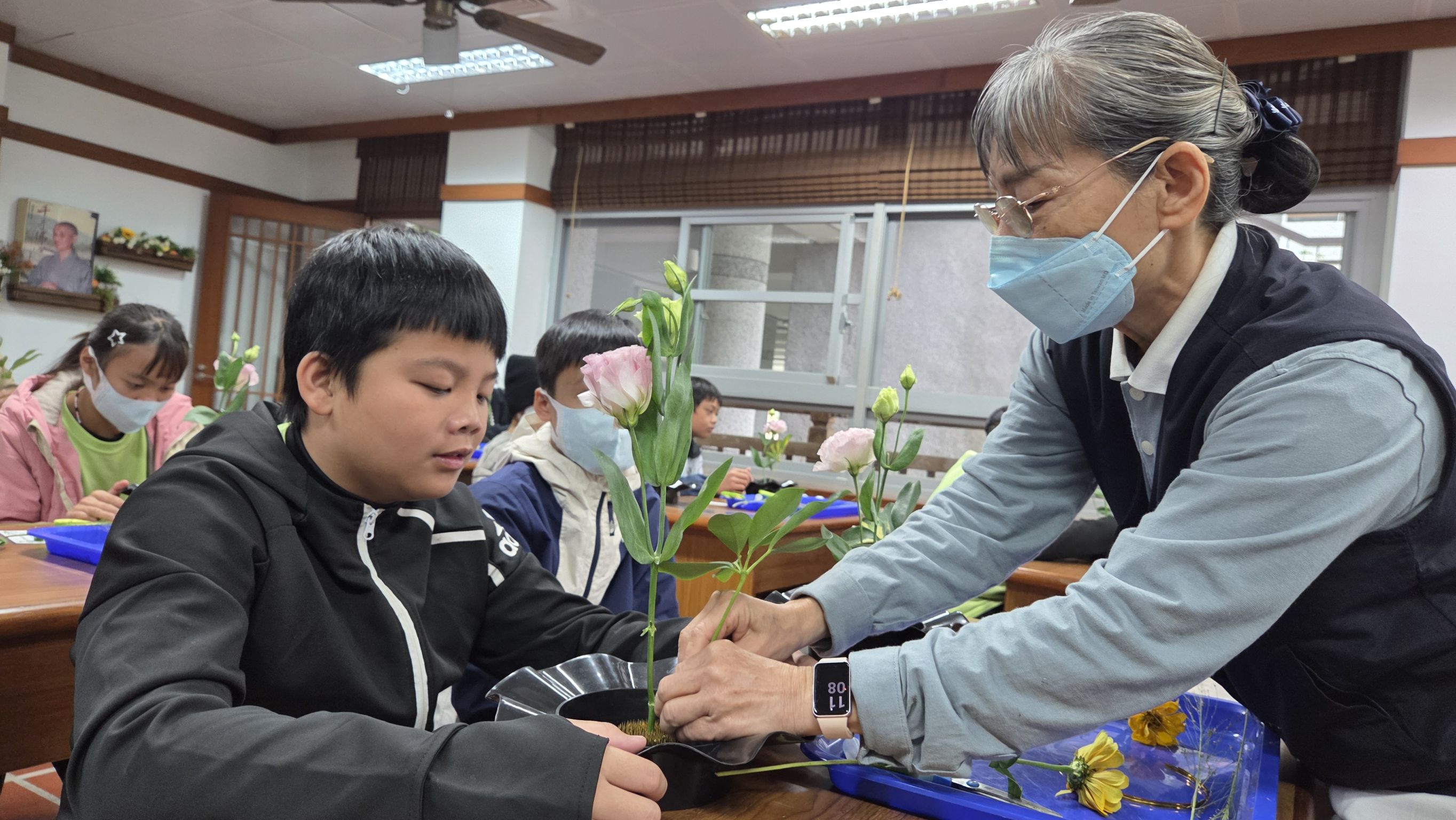 松浦國小學生體驗花道中的靜心學習。