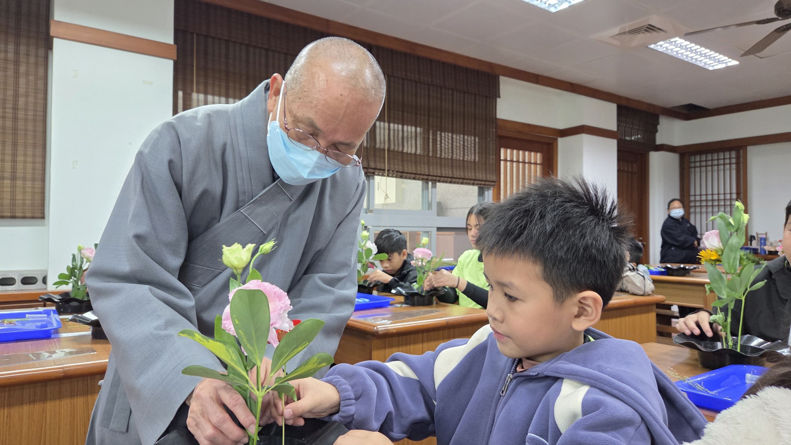 花道課程中,師生靜靜專注,畫面溫柔而動人。