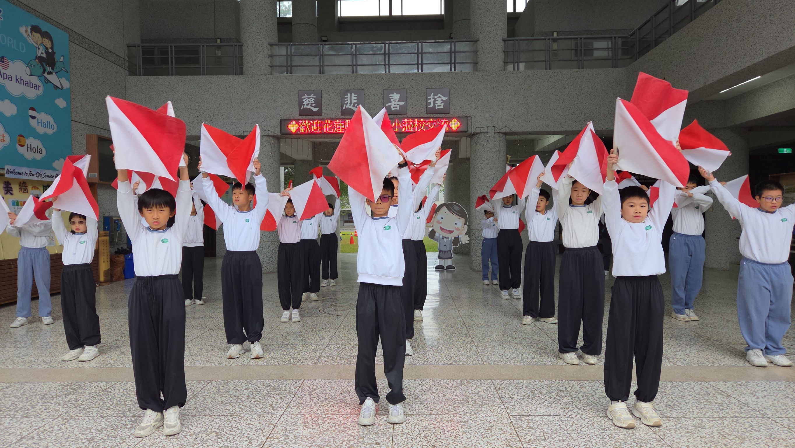 慈小國術隊氣勢磅礴的演出,展現允文允武的學風