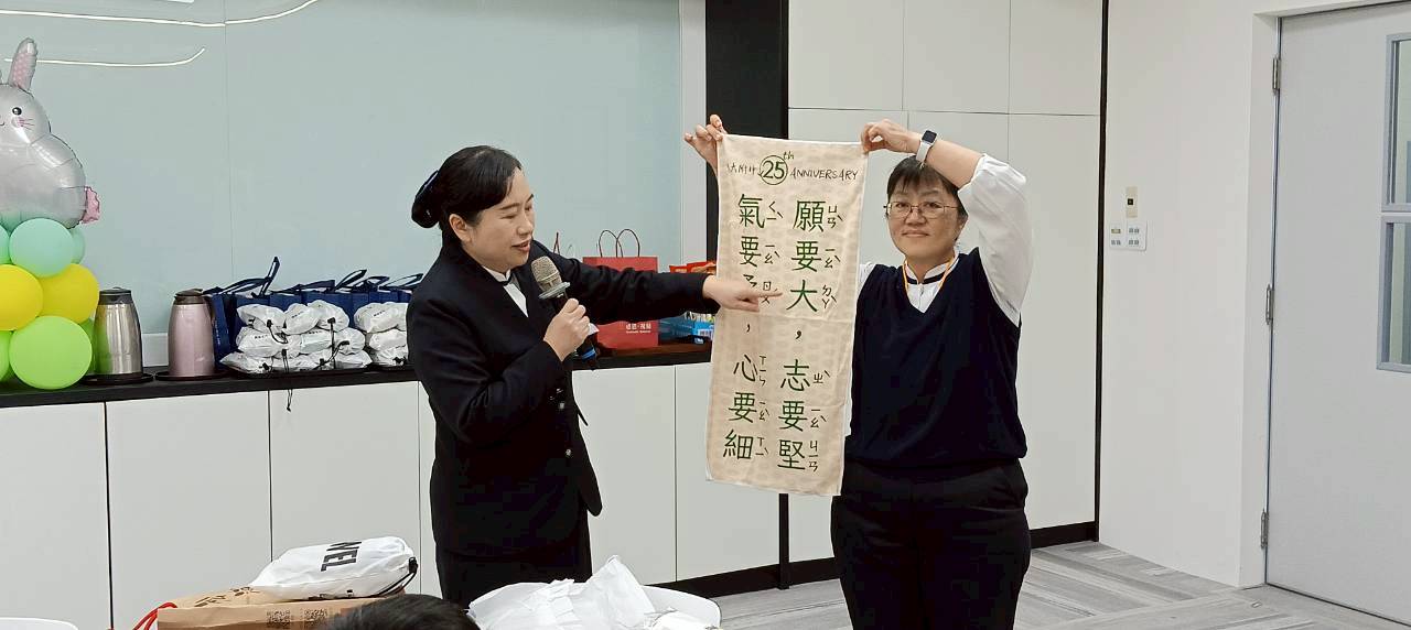 慈大附中家長會致贈靜思語毛巾給松浦師生