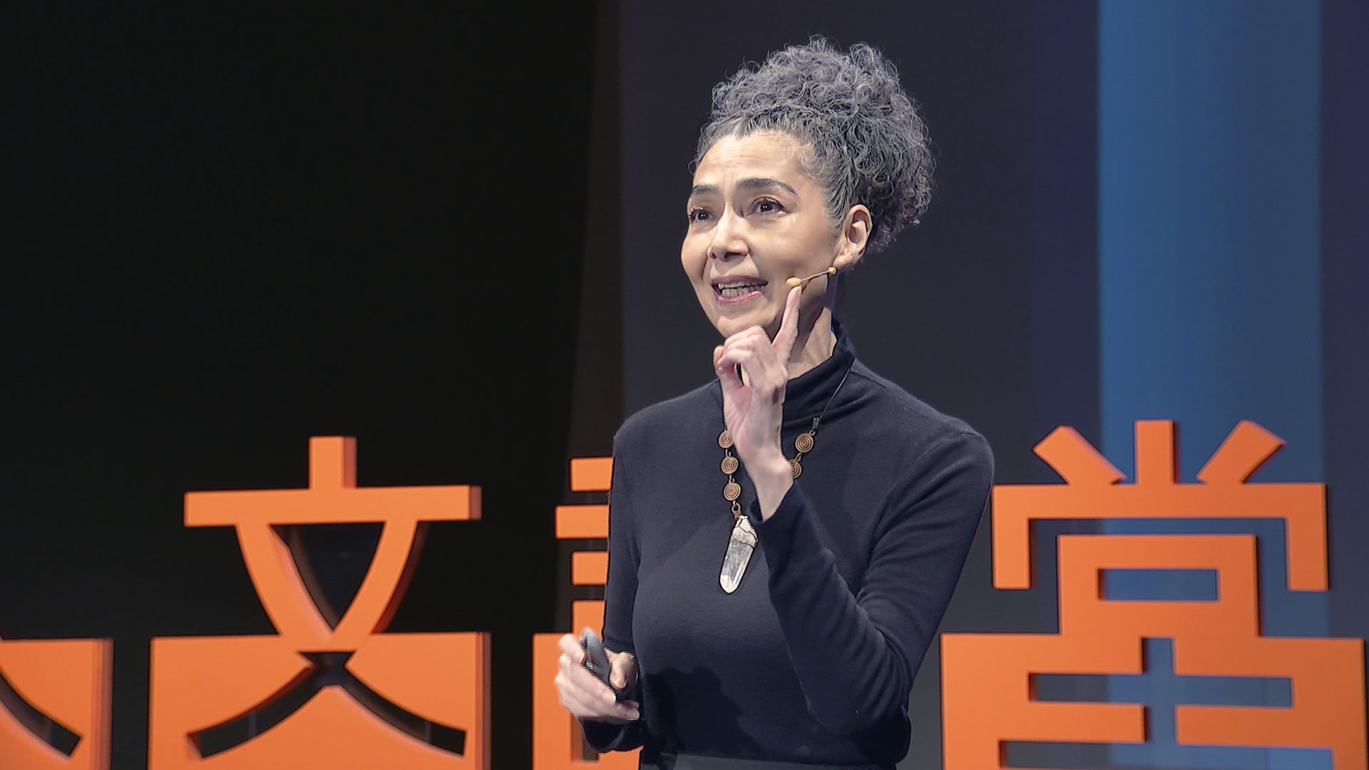 大愛電視【人文講堂】邀請知名歌手、身心靈學習者賴佩霞分享《靜心的力量》