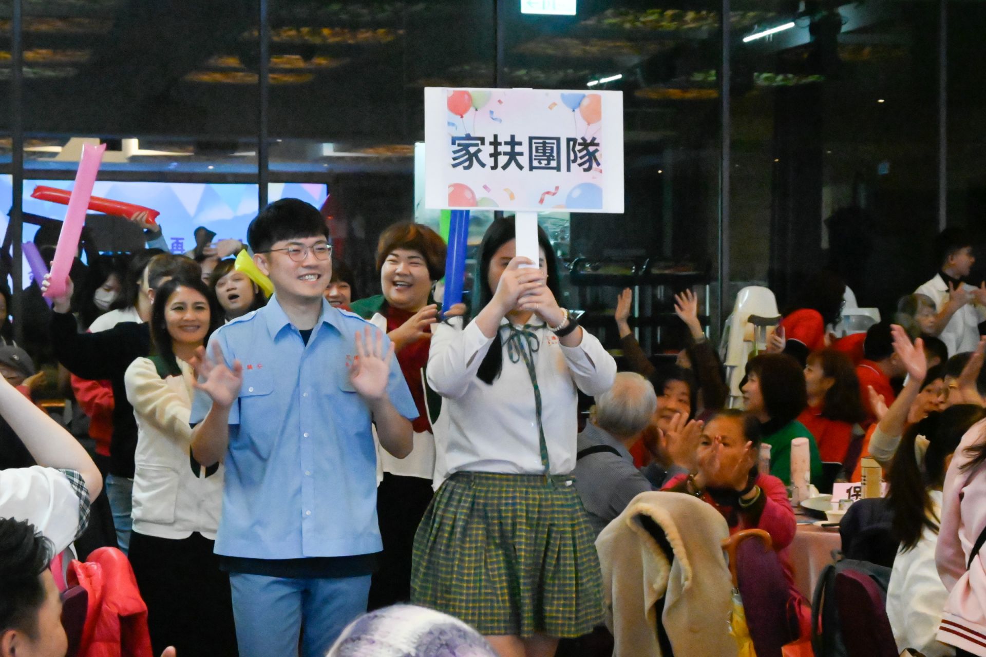 參與餐會的成員以學校校慶運動會的方式進場