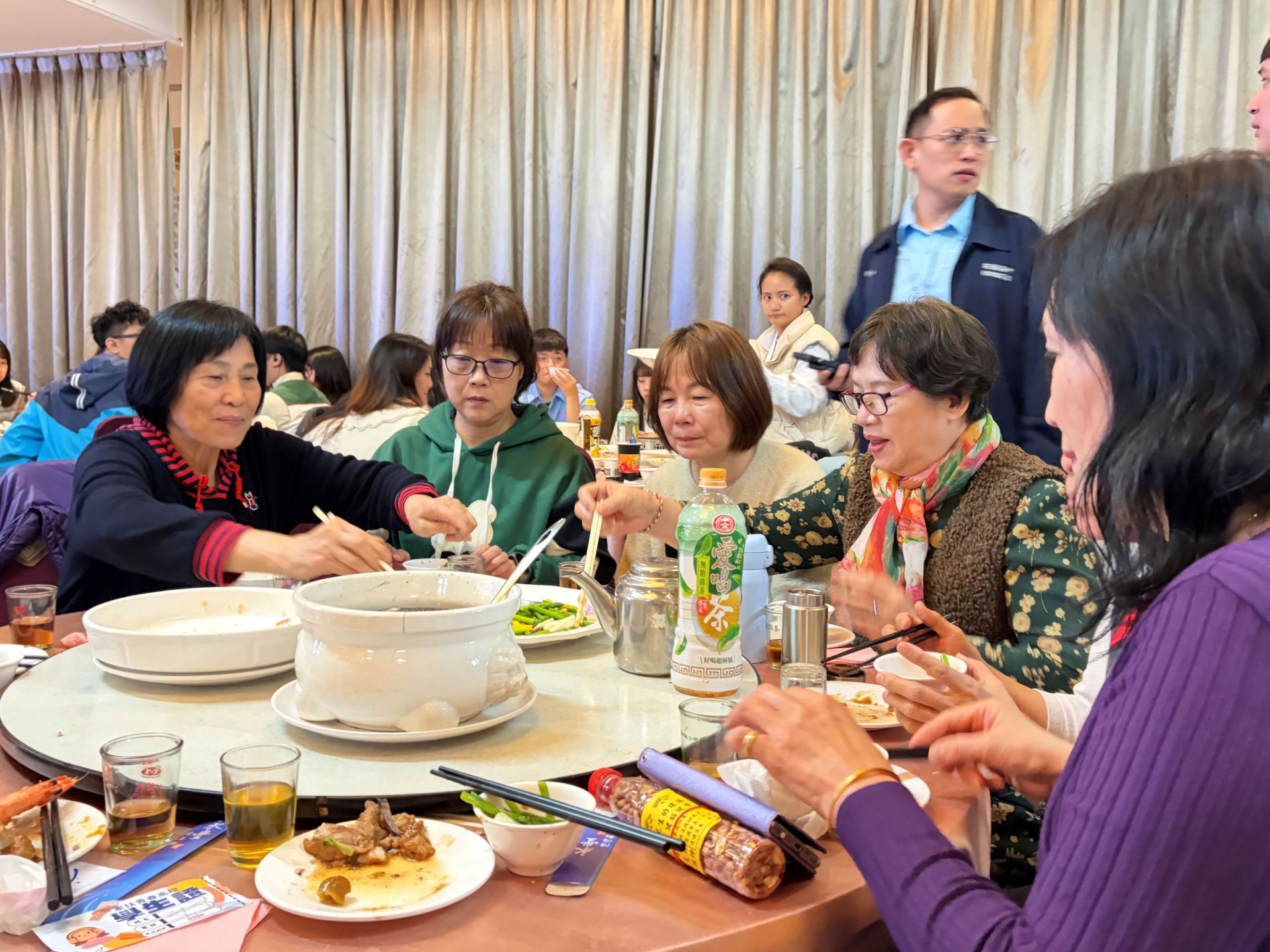 感恩餐會邀請志工們齊聚餐敘,帶著飽滿的能量,準備迎接下一個甲子的挑戰