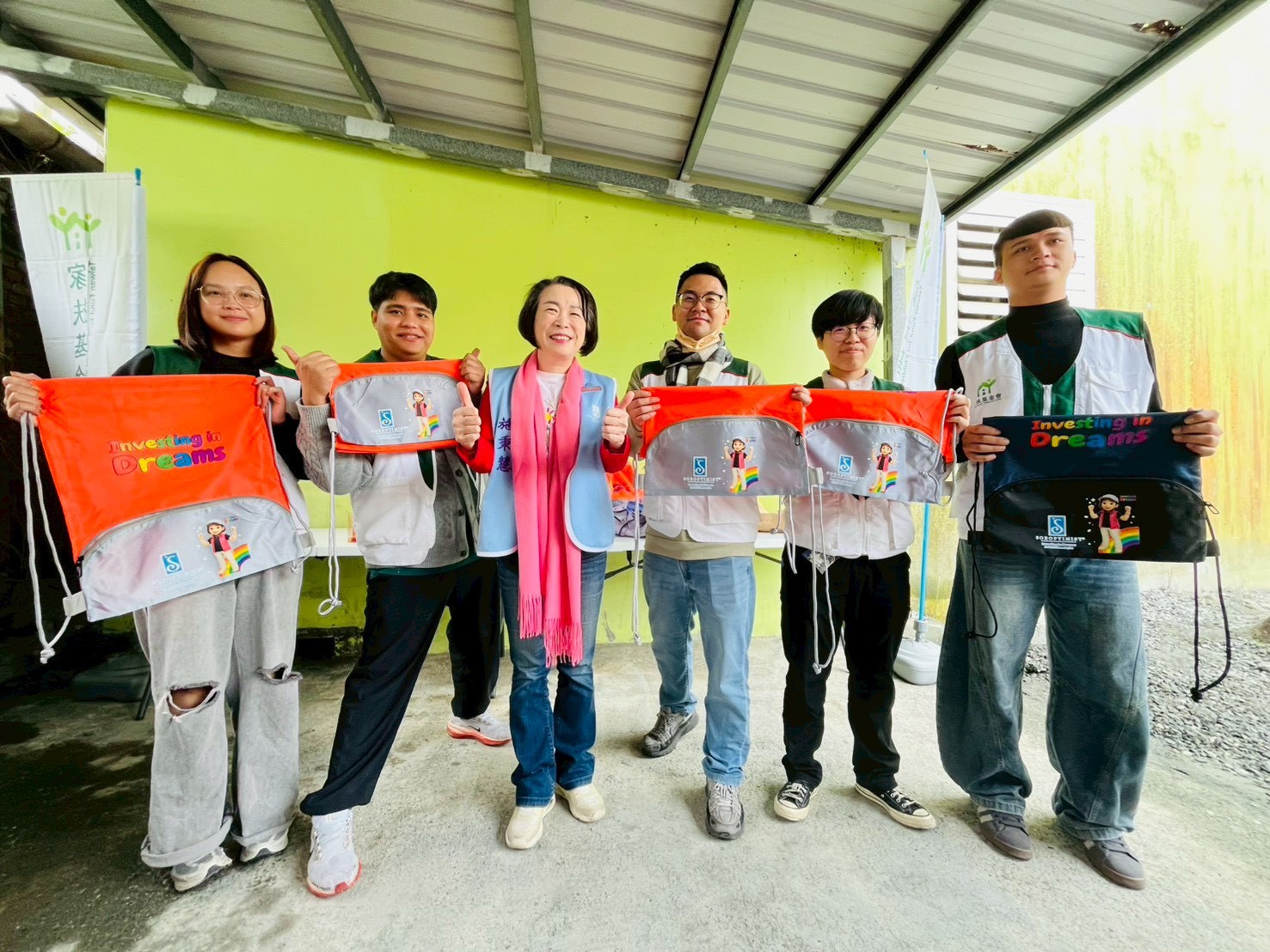 蘭馨交流協會捐助獎助學金與「夢想福袋」，鼓勵學子勇敢追逐屬於自己的夢想