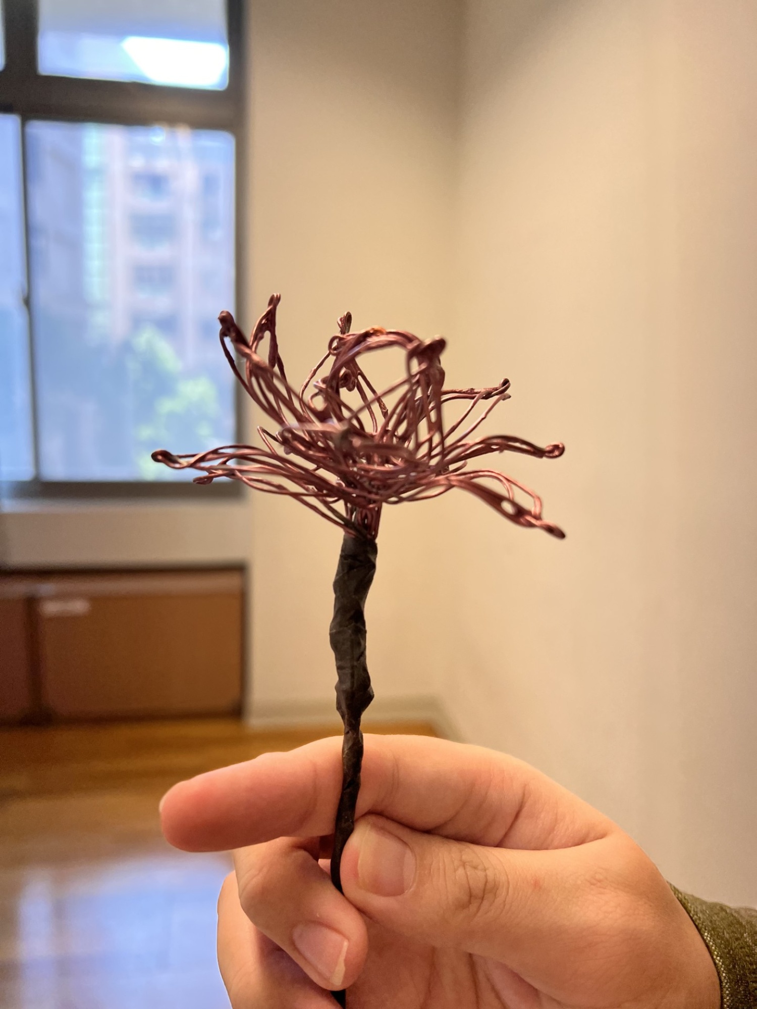 學生藉由鐵絲花創作抒發情緒