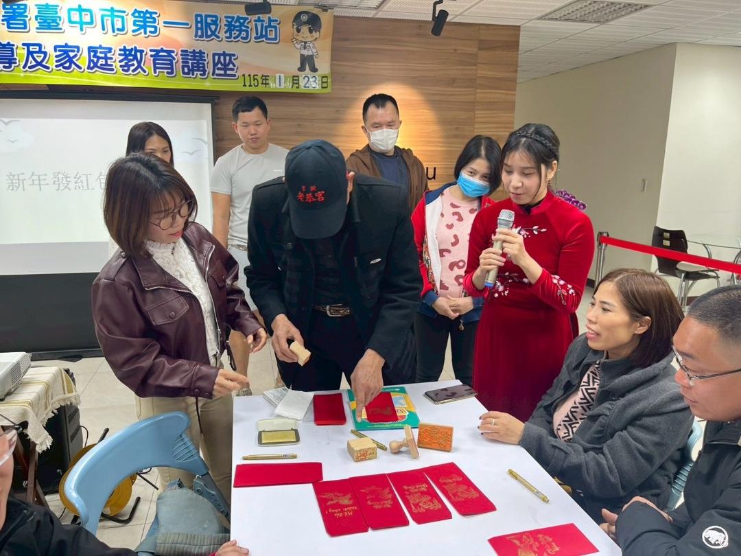 新住民母語教師范懿筑以紅包拓印DIY與新住民同迎新春