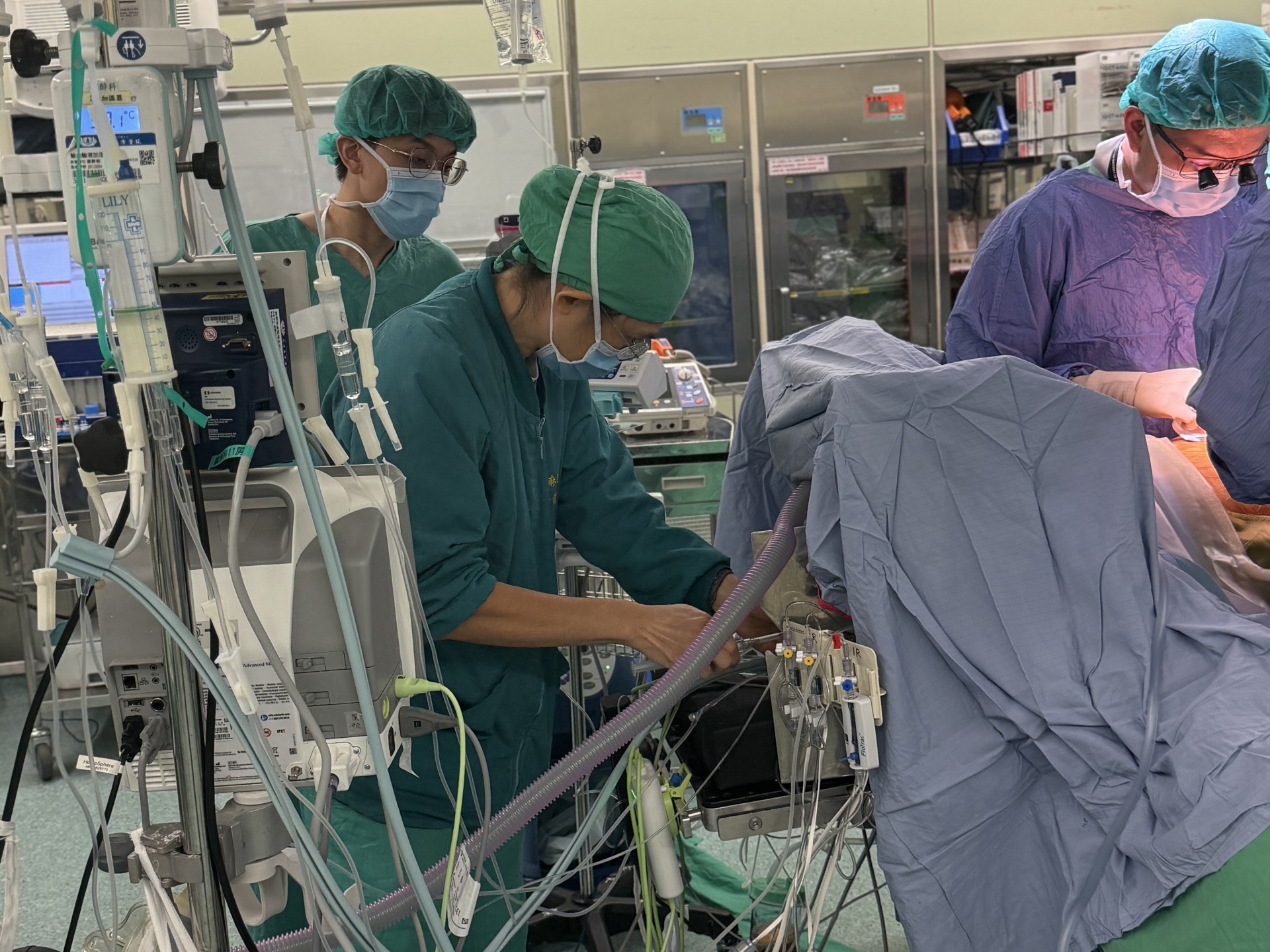 麻醉部李佳玲主任化身「不輸血肝臟移植手術的策略長」，執行「低中心靜脈壓麻醉（Low CVP）」，精準控制血壓以減少肝臟切離時的靜脈出血。