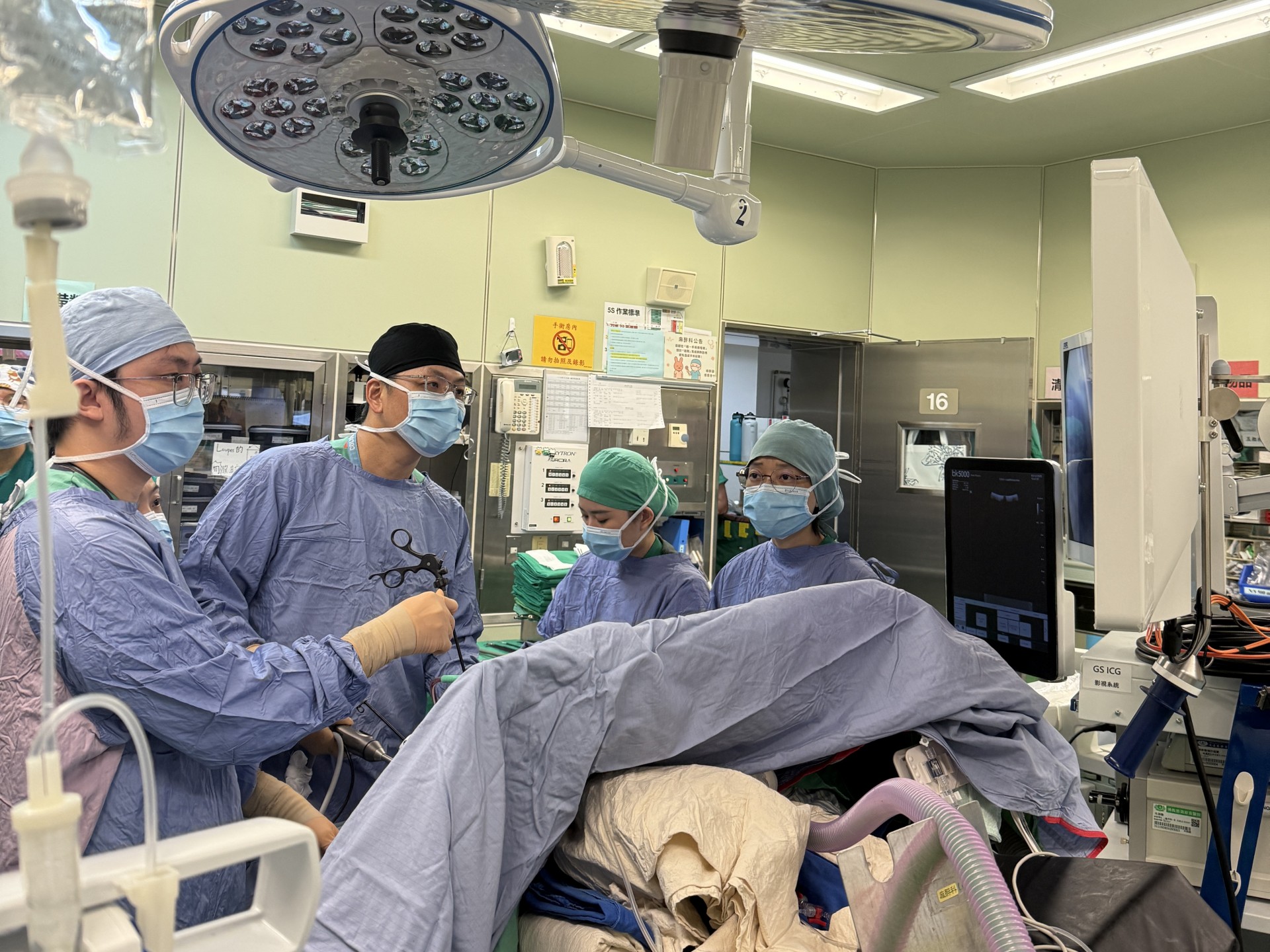 外科部主任陳言丞(左二)與小兒外科楊筱惠醫師(右一)及器官移植團隊，正在進行東部器官移植手術的創舉--不輸血肝臟移植手術。