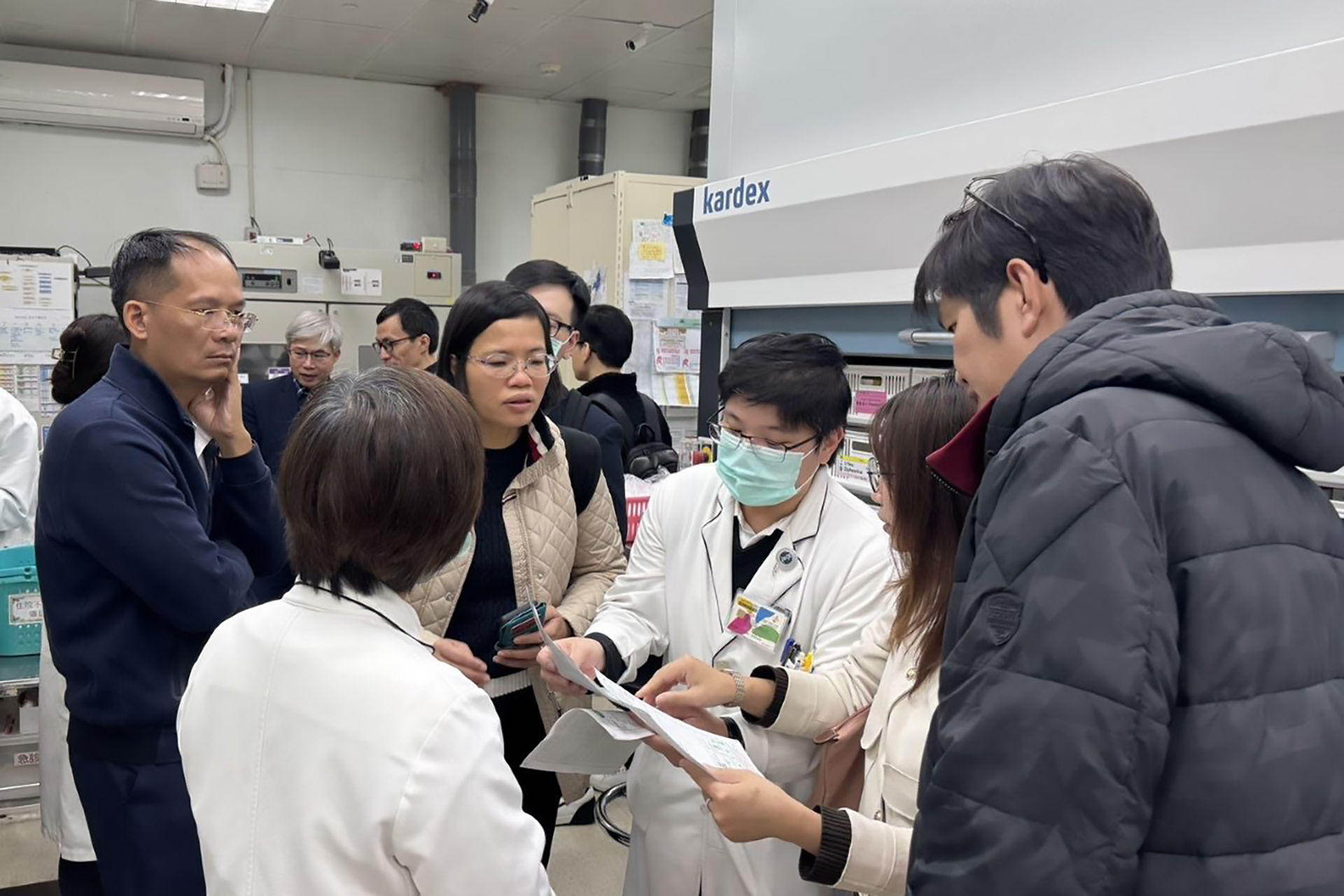 醫療團前往藥學部認識智慧藥櫃。
