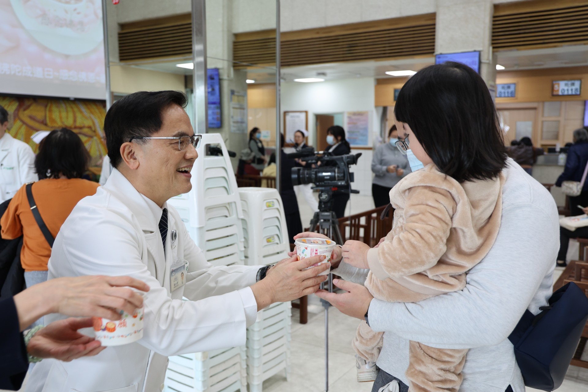 花蓮慈院院長林欣榮將熱騰騰的臘八粥送到民眾手中,與大家分享佛陀成道的故事,也祝福民眾新的一年身體健康、事事順心。