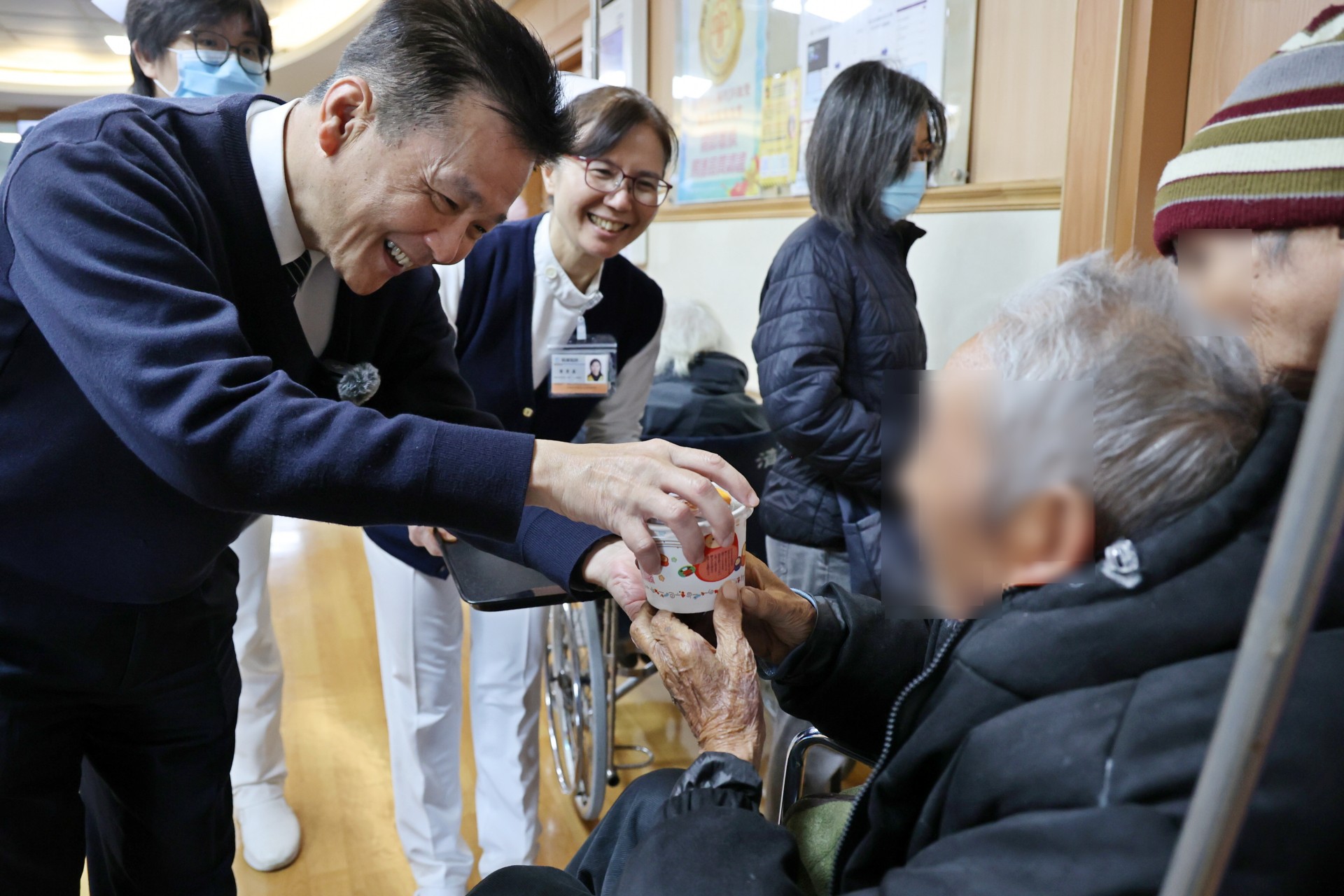 今年是陳星助副院長第一次與大家一起慶祝佛陀成道日,他貼心地將暖呼呼的臘八粥遞到民眾手中,與大家分享佛陀成道的喜悅。