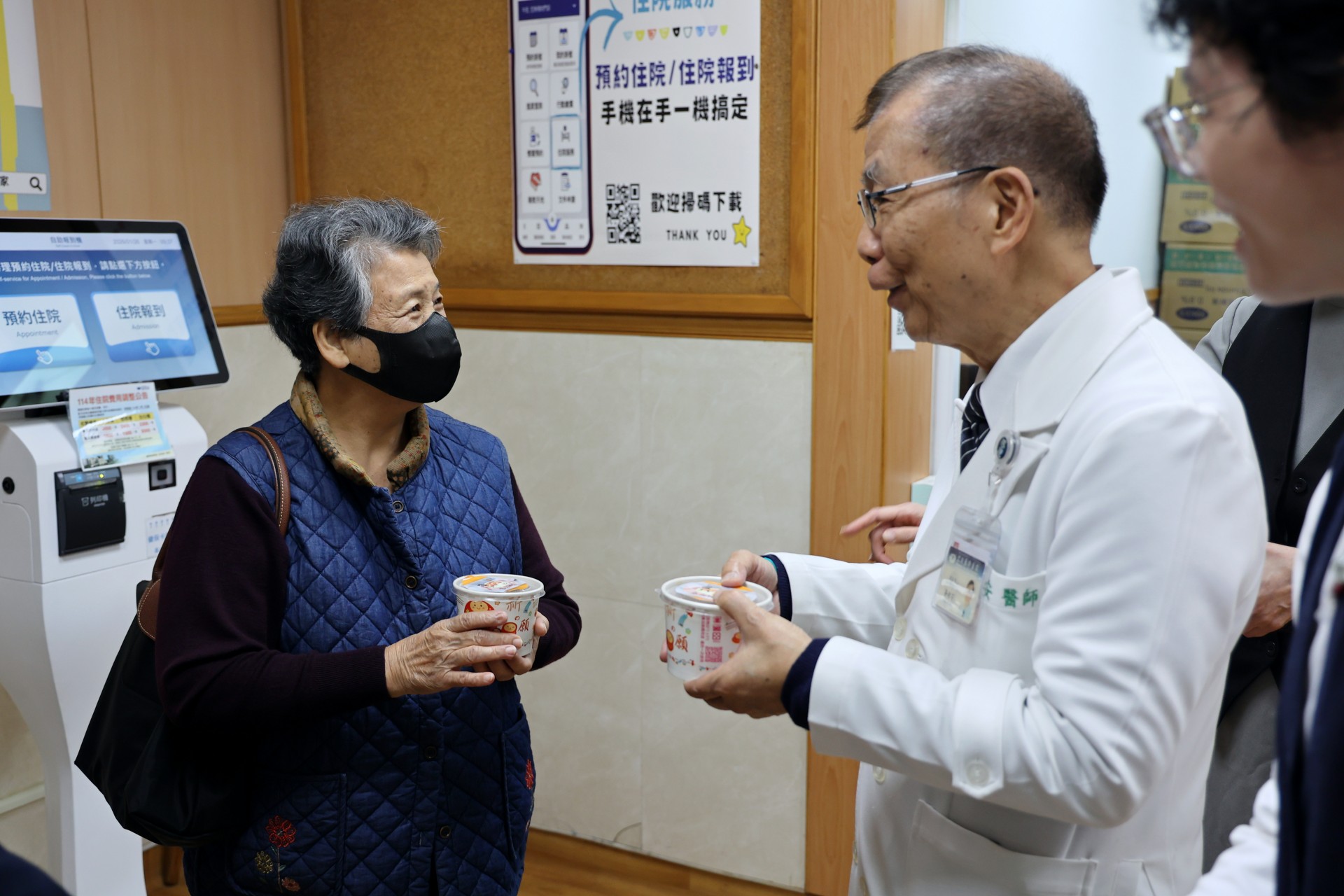 副院長吳彬安將熱騰騰的臘八粥送到民眾手中,與大家分享佛陀成道的喜悅。