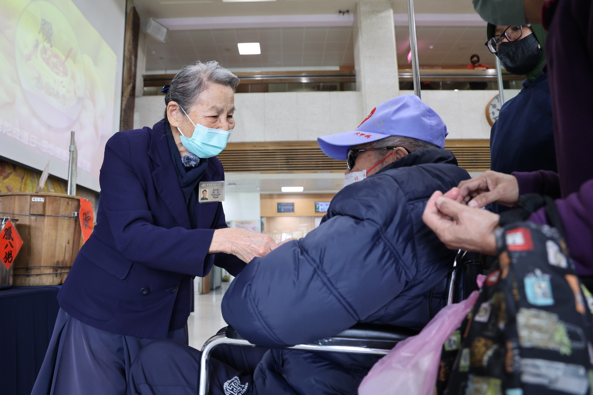 花蓮志工知音合心鄧淑卿師姊表示,希望藉由一碗臘八粥,與大家分享佛陀成道的喜悅,也祝福人人身體健康,能與家人團圓迎接新的一年。