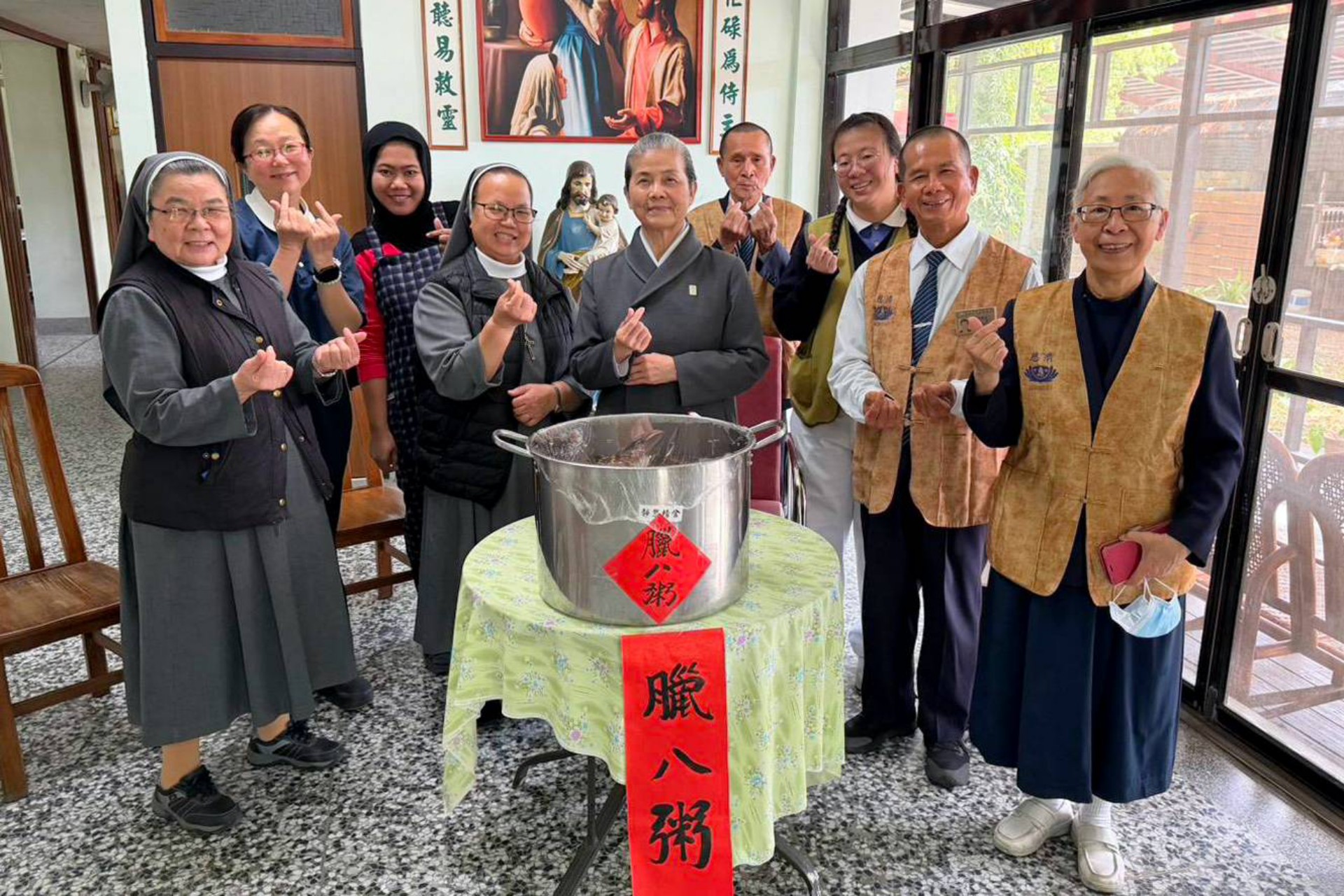 志工室顏惠美主任與醫療志工們,一早就將臘八粥送到聖瑪爾大女修會,與修女共享佛陀成道救拔苦難的精神。