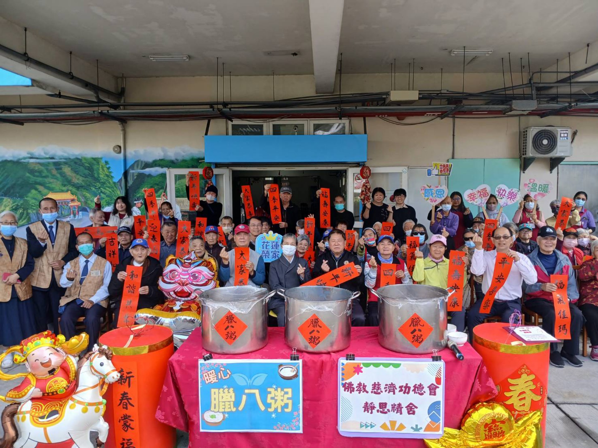 志工室顏惠美主任與醫療志工將臘八粥送至花蓮榮民之家,長者們很歡喜期待。榮民之家主任游文勇,歡喜地拿了三碗去佛堂供佛,與眾人分享喜悅。
