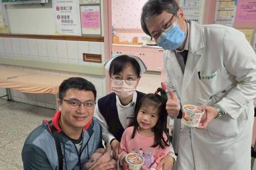 張宇勳副院長同時也是小兒部新生兒科主任,他特地將熱騰騰的臘八粥送到小兒門診的民眾以及小朋友手中,與大家分享佛陀成道的喜悅。