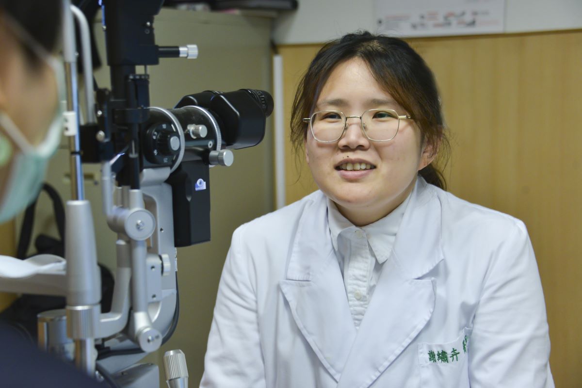 謝繡卉醫師看診示意照。