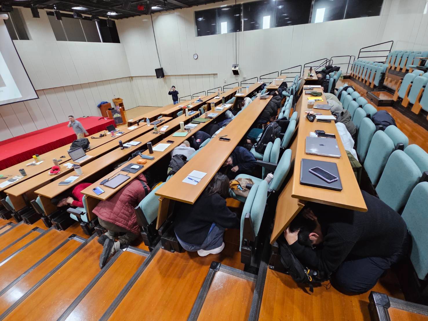 參與學員在專業講師指導下,落實「趴下、掩護、穩住」抗震保命三步驟,藉由實際演練強化在災害現場的自我保護能力