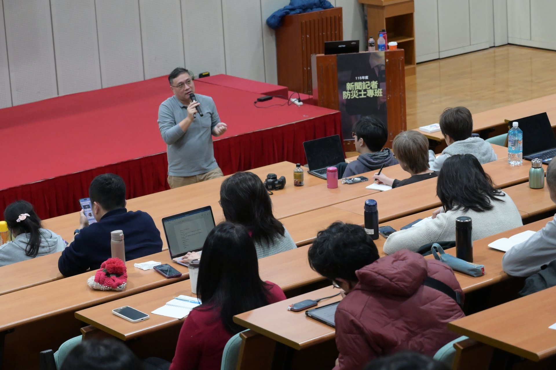 臺大氣候天氣災害研究中心林永峻博士。講授「個人與居家防護措施(情境練習)