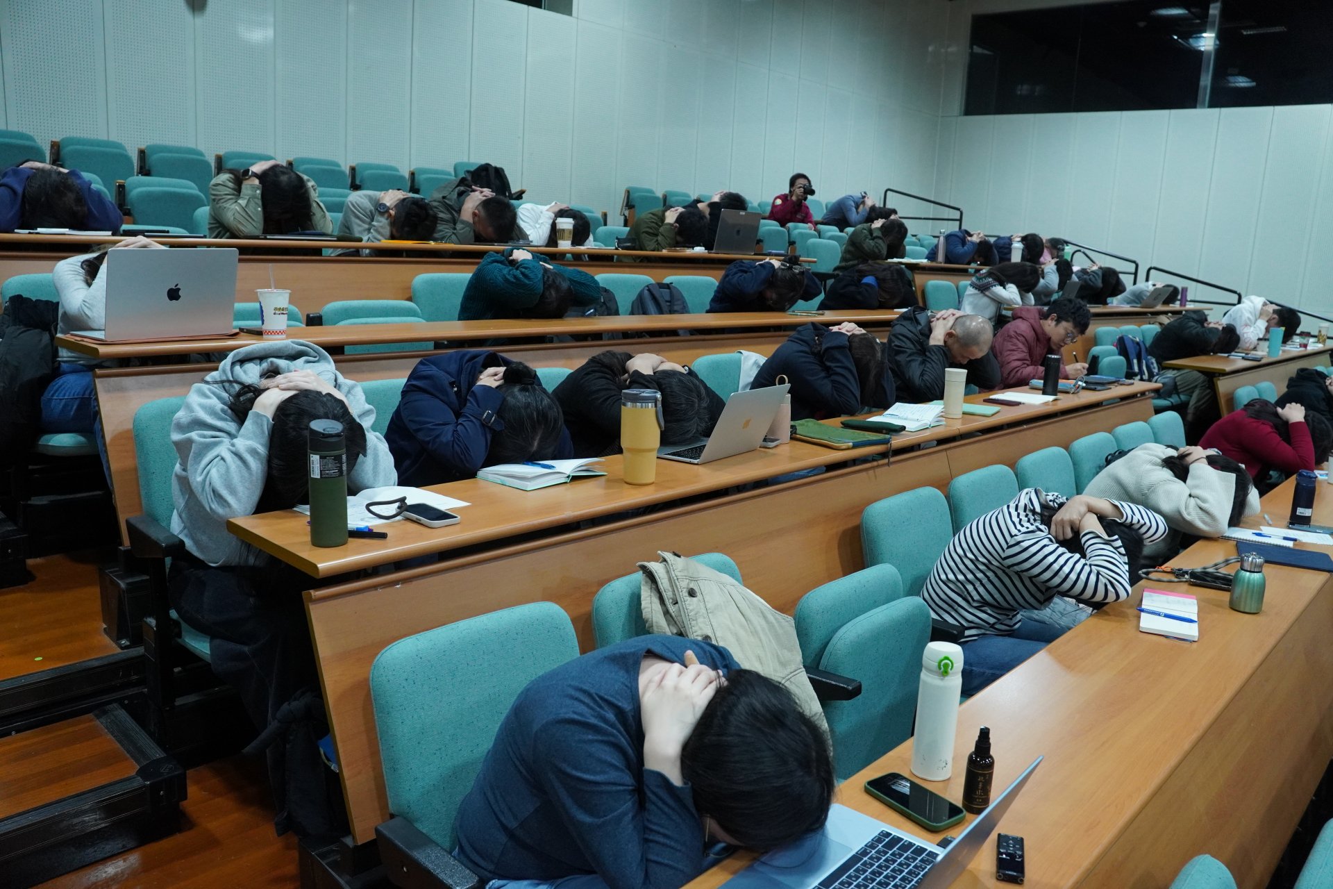 參與學員在專業講師指導下,落實「趴下、掩護、穩住」抗震保命三步驟,藉由實際演練強化在災害現場的自我保護能力