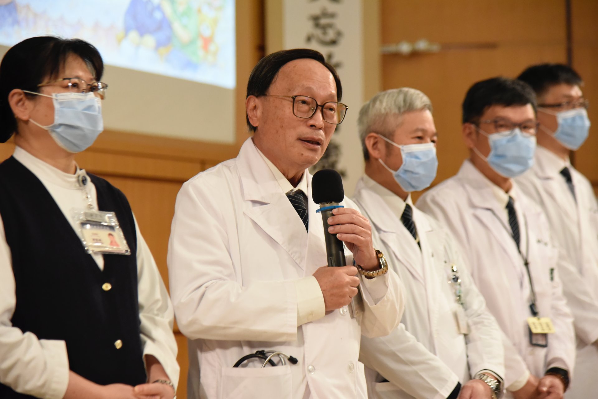 賴寧生院長表示醫療志工在其中扮演了醫病之間最重要的潤滑劑,感恩志工們長期的無私。