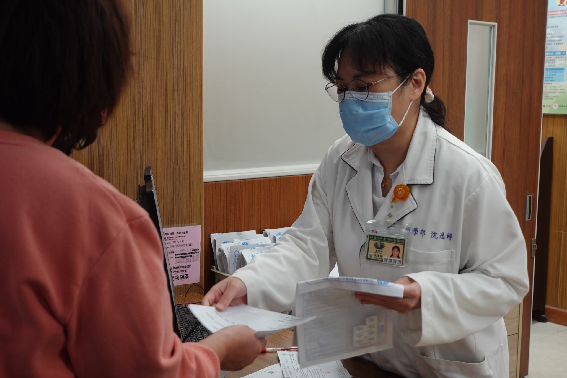 沈逸婷藥師除了細心發藥之外,還貼心解釋用藥方式,更提供「提前領藥小卡」,讓鄉親們倍感安心。