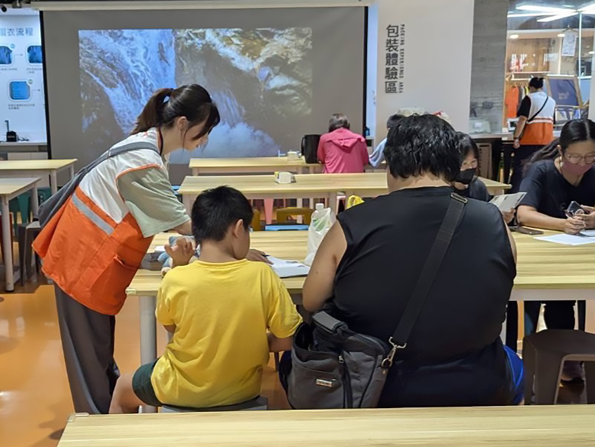 楷楷爸爸帶孩子參與展望會活動型方案，在社工陪伴下增進親子互動，學習生活技能，為家庭累積重新站穩的力量。