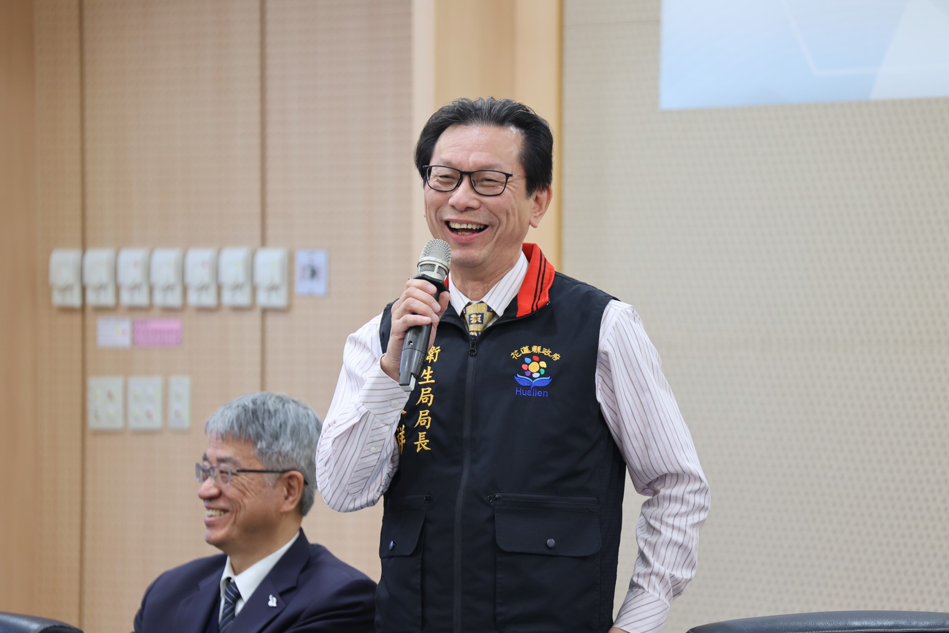 衛生局朱家祥局長以慈濟護專資深老師的身分保證，慈濟護理和醫學院栽培出來的人才在醫界備受青睞，學校和家長可以放心讓孩子來接受栽培。