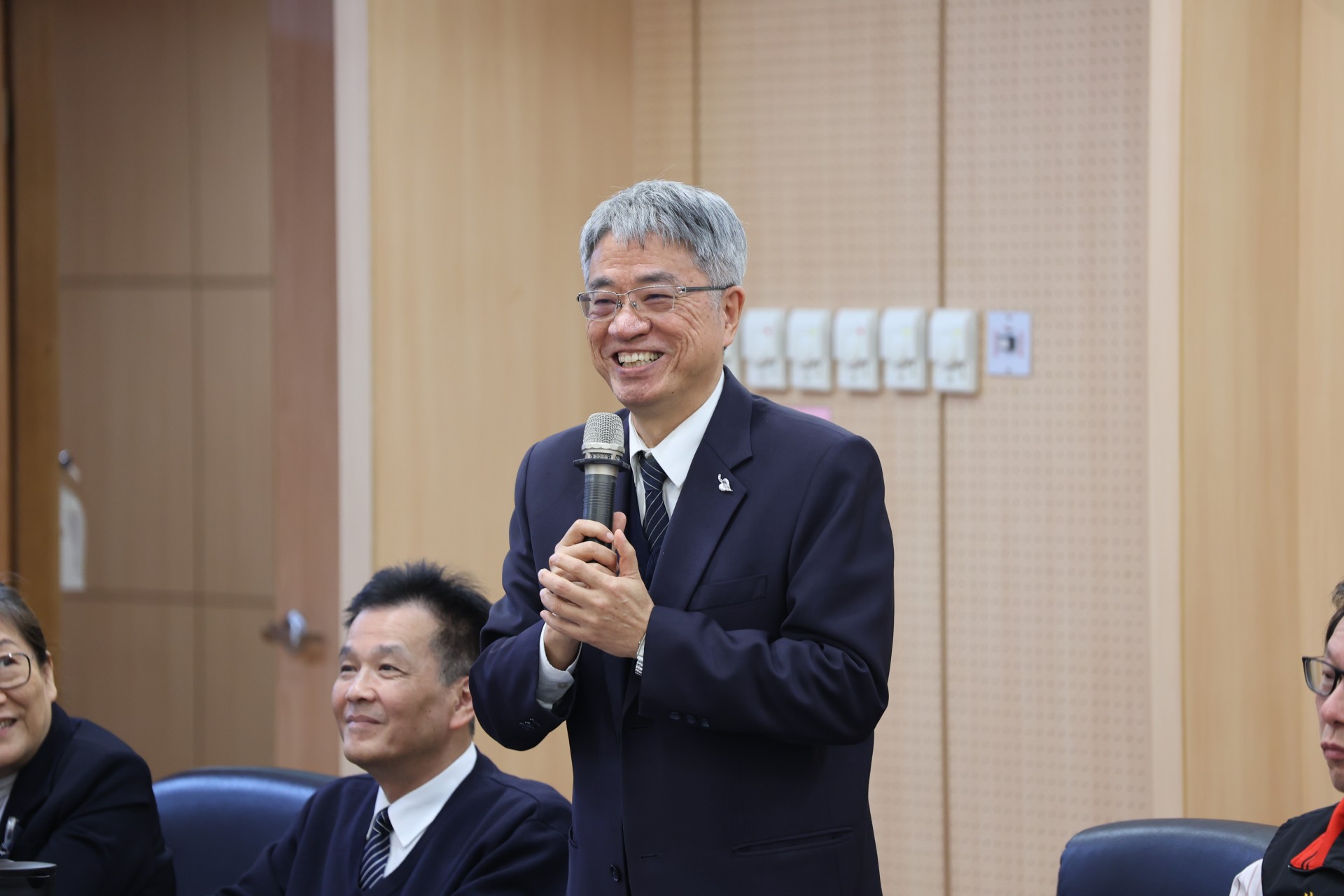 慈濟大學副校長陳宗鷹以大家一起照顧孩子的心情，以及優秀的國考通過率，鼓勵花蓮在地學子可以一起加入醫療和護理的行列。