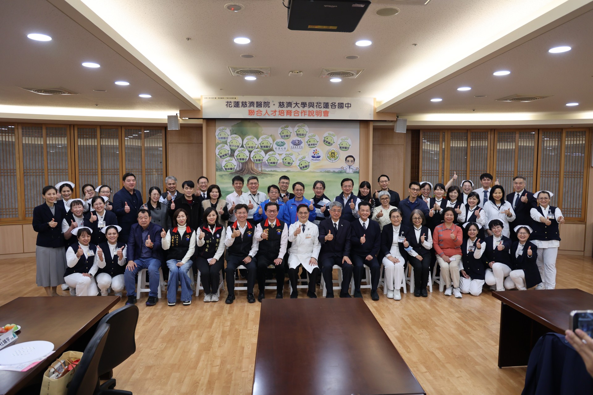 「百萬成星‧護理有光」育才計畫於２７日啟動，花蓮慈濟醫院、慈濟大學以及花蓮縣教育處、１８所國中校長及衛生局共同響應。