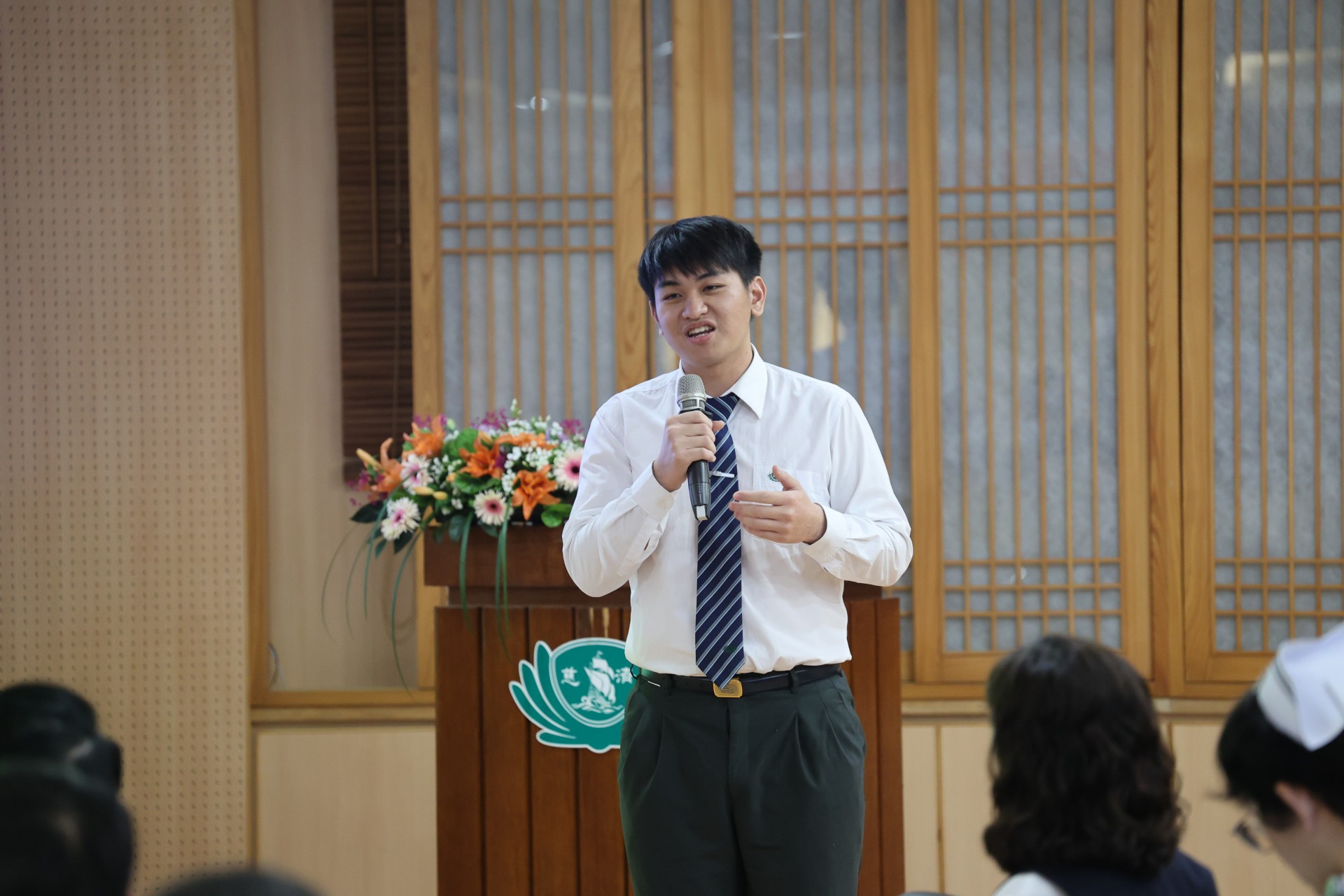 黃賀榆是國風國中的校友，他以自身求學和經驗，鼓勵更多新生代一起加入護理行列。