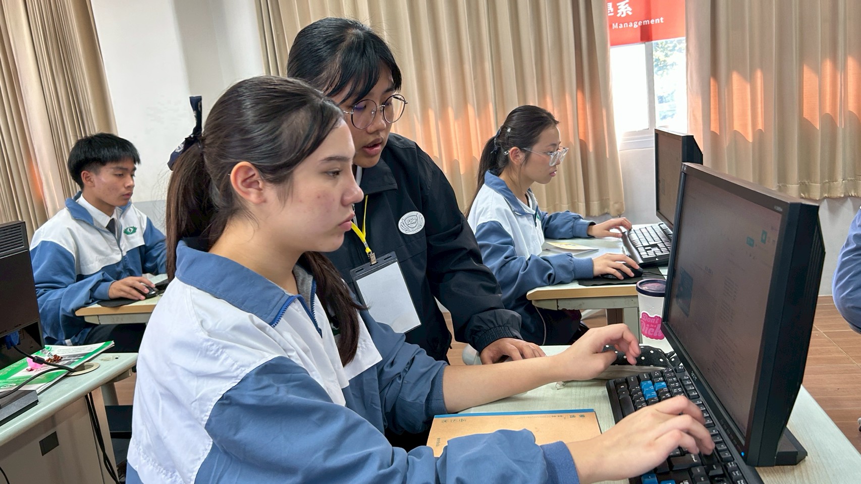 大學生助教與學員互動