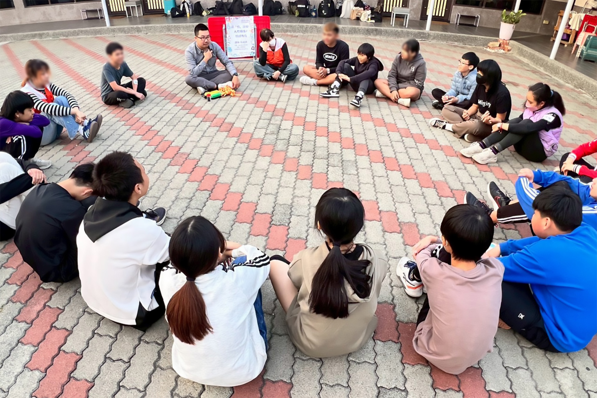 透過一起坐下來說說心裡話的方式，讓孩子感受被理解與接住。