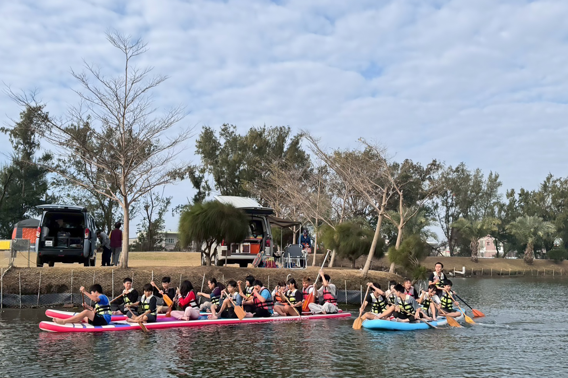 學員們進行水上團隊任務體驗，培養默契與互助精神。