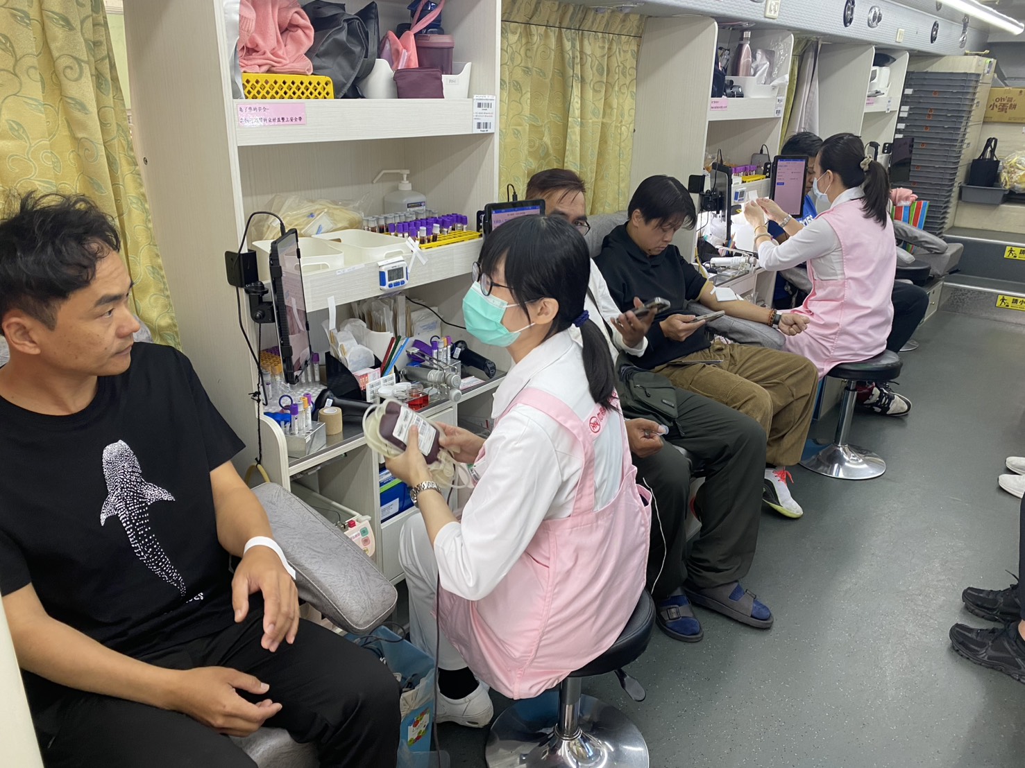 清淨園區捐血車內捐血情形