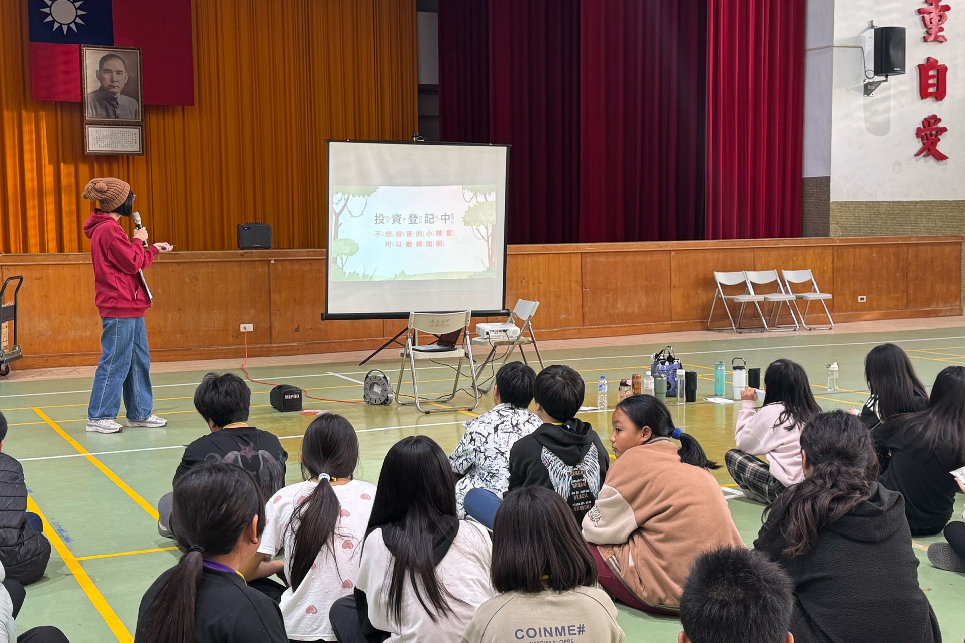 服務隊帶領寓教於樂的課程，豐富孩童的問題解決能力