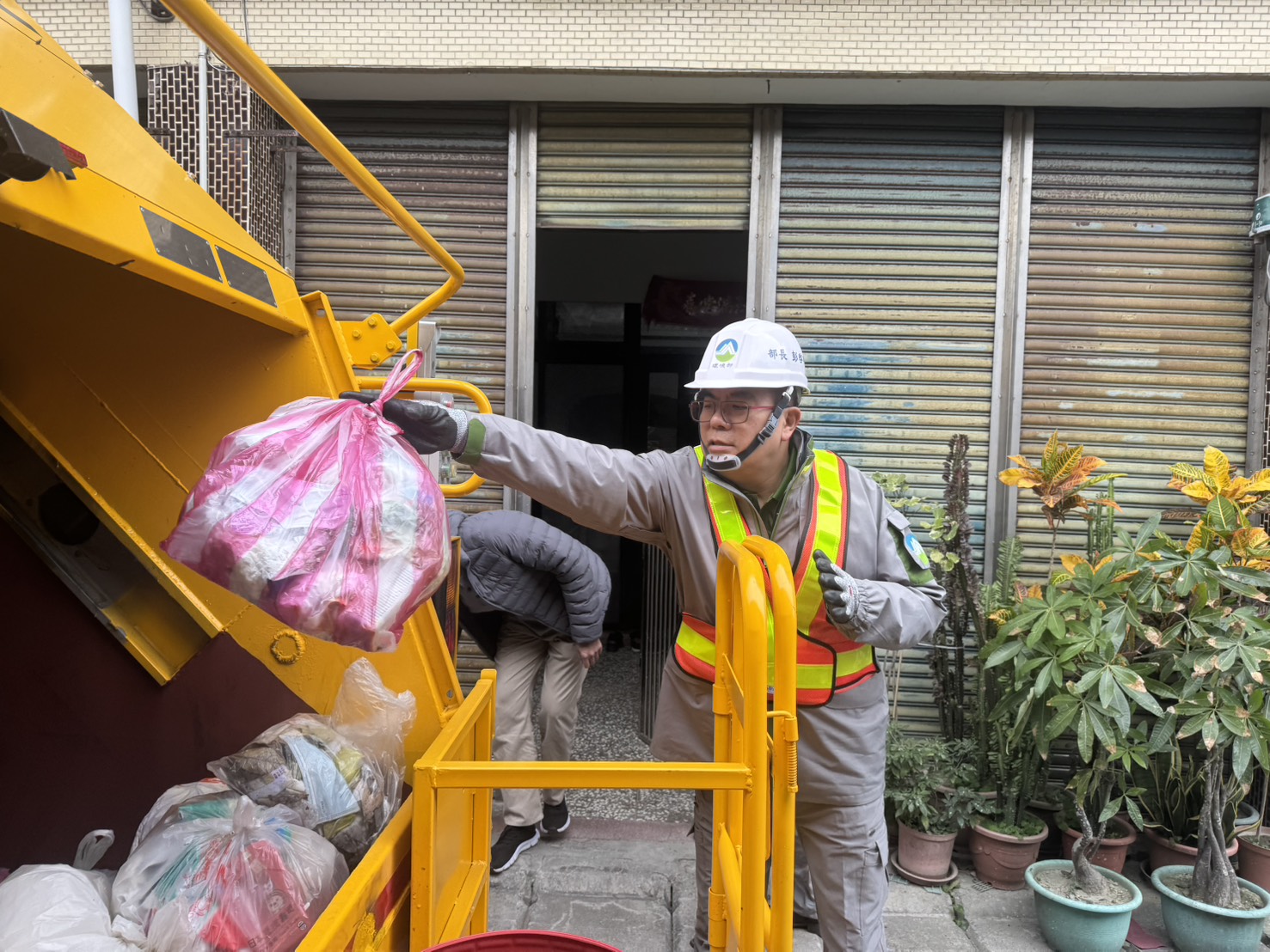 環境部部長彭啓明親身體驗清潔隊工作倡議落實分類