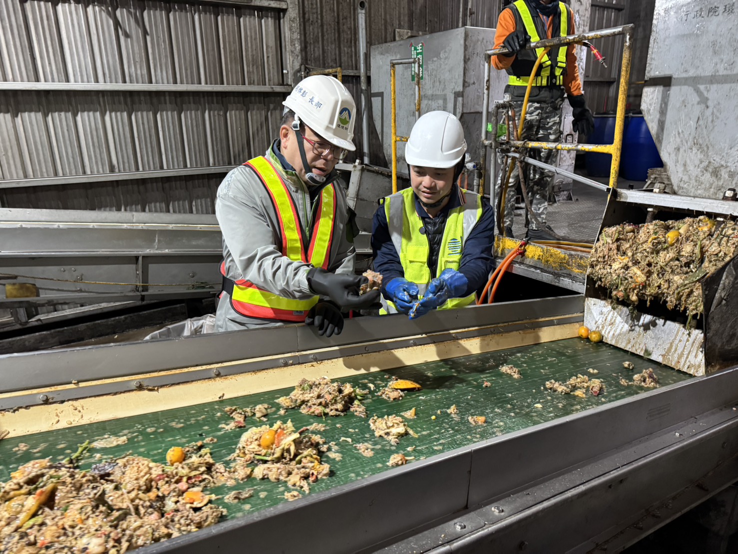 環境部部長彭啓明親身體驗清潔隊工作倡議落實分類