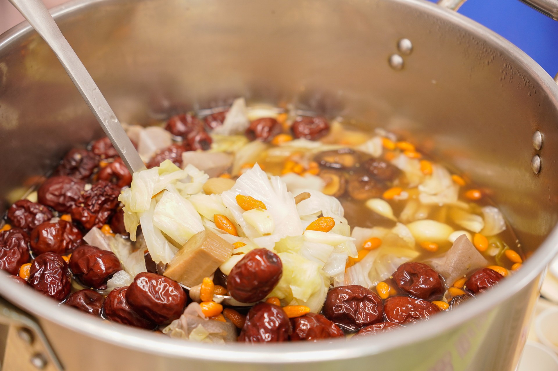 捐贈會場用藥膳包加入紅棗、枸杞及高麗菜等燉煮++一時香味四溢