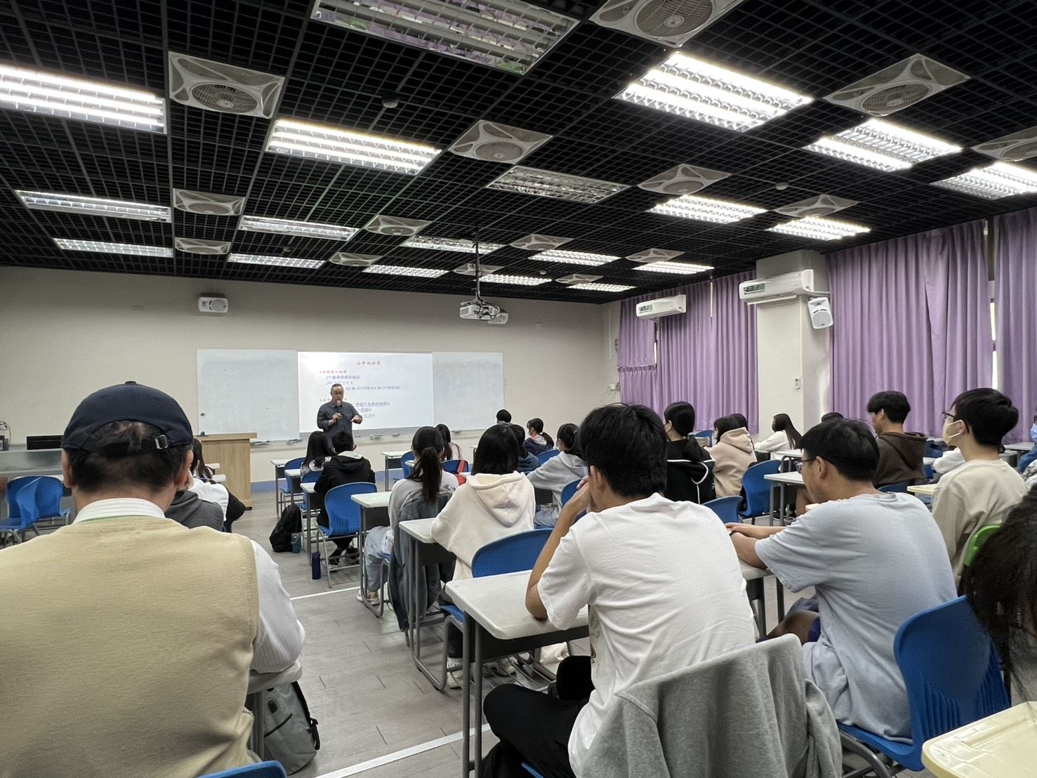 課程採情境式教學,引導學生思考專業倫理與誠信價值