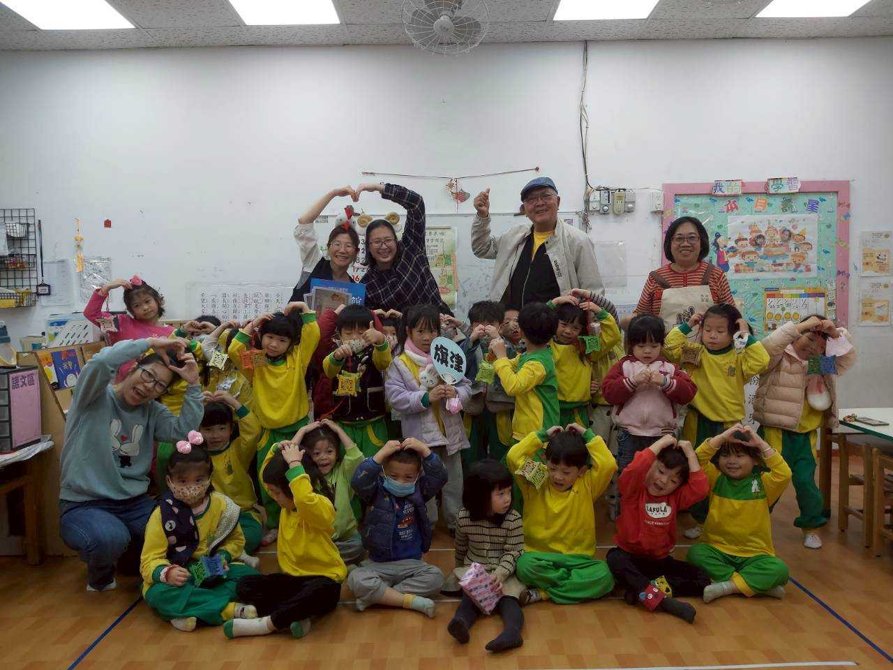 孩子們拿到象徵平安與團圓的小燈籠，臉上洋溢著開心笑容。