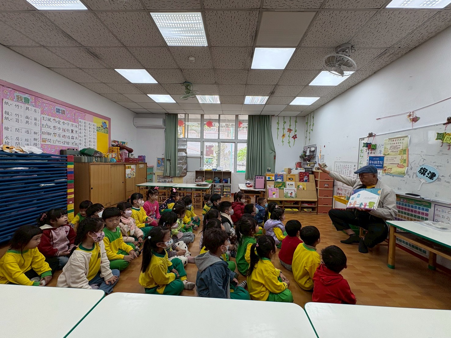 微笑爺爺以台語說《森林的元宵節》繪本故事，讓孩子在故事陪伴中感受元宵節的團圓與喜悅。