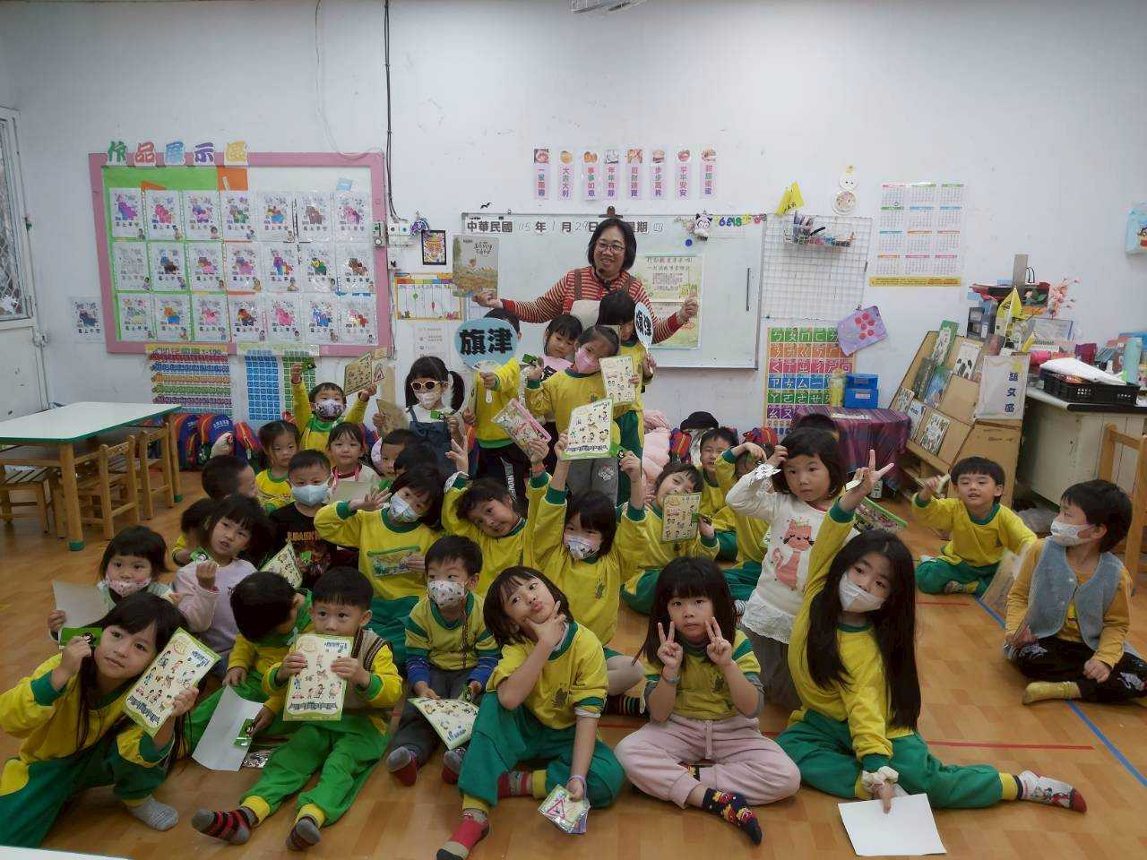 草阿嬤以台語講述《五百羅漢交通平安》故事，陪伴孩子在聆聽中感受平安祝福與生活安全觀念。