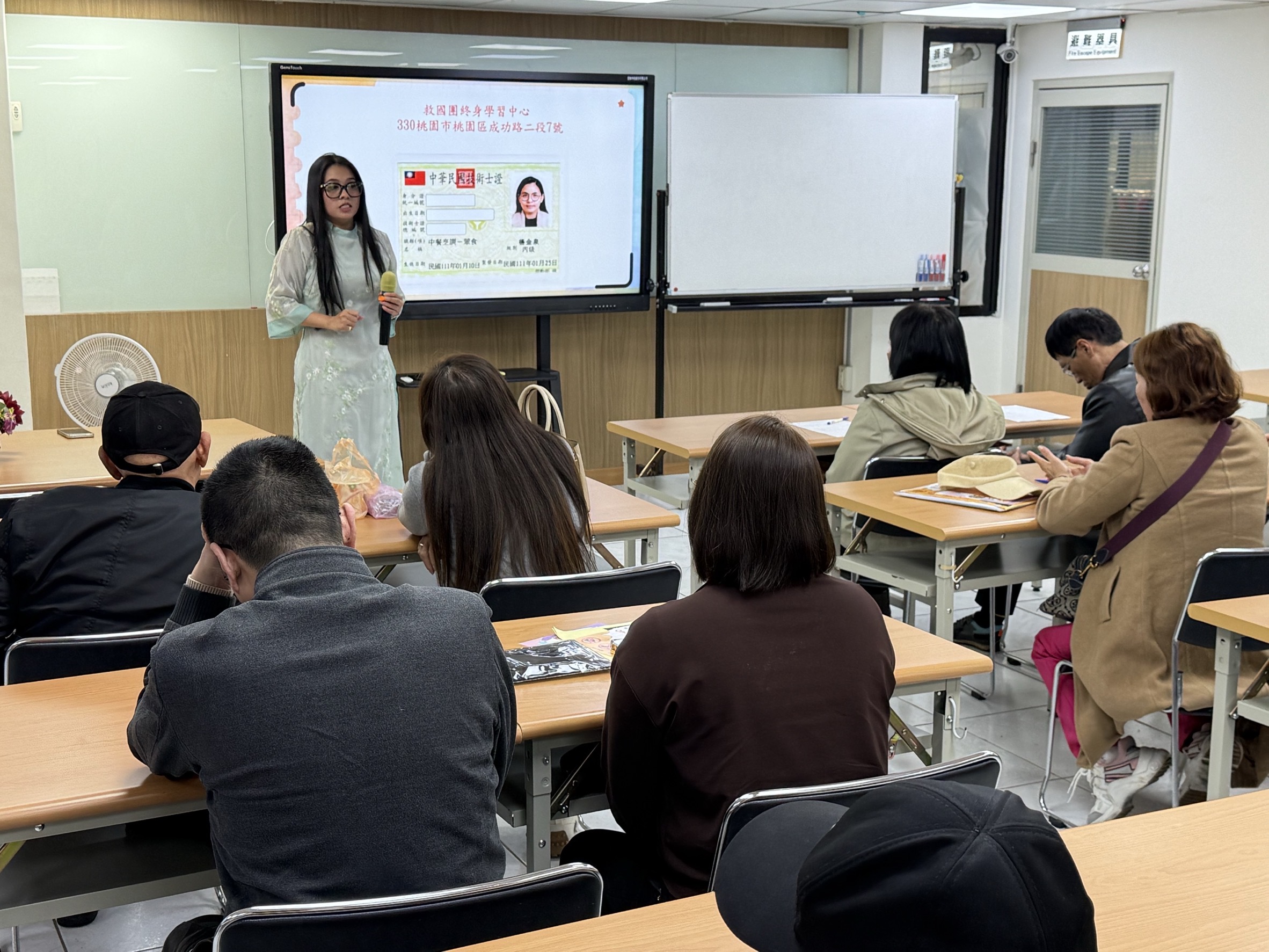 楊金泉鼓勵新住民考取證照,提升自身競爭力。