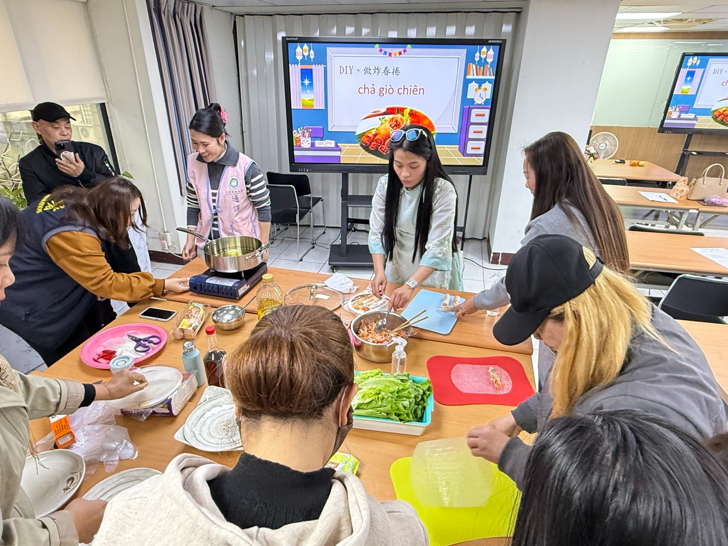 楊金泉帶領學員手作越式炸春捲,品嘗經典的越南美食。