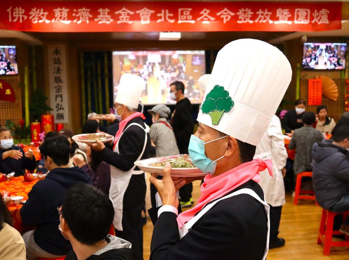 午間圍爐時刻，36位慈濟志工歡喜端菜上桌揭開序幕，佳餚伴隨著音樂饗宴與四階段摸彩活動輪番登場。