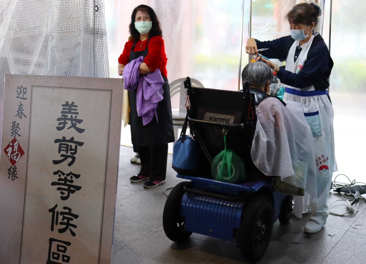 健康諮詢、靜思好話春聯、發願祈福、童玩敬老、蔬食好滋味及義剪等八大分站，讓人人感受多元互動的溫暖氛圍。