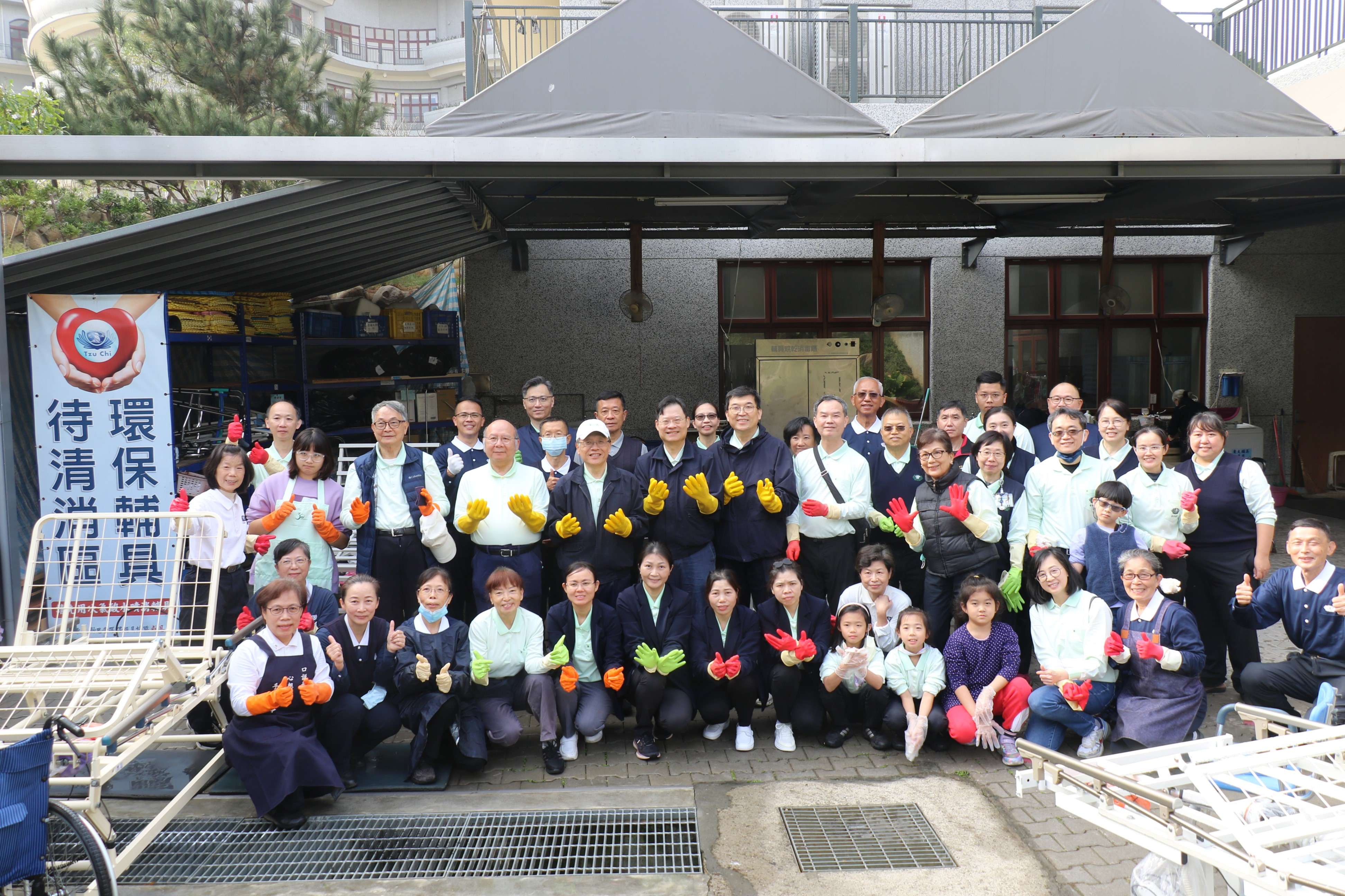 台中慈院醫護同仁及家屬與輔具團隊志工合影。 